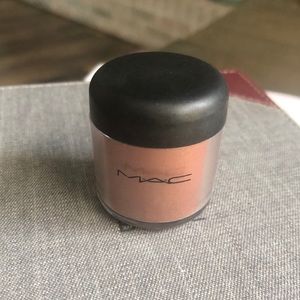 Mac pigment in tan.
